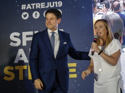 Conte alla festa di Fratelli d’Italia annuncia tasse su merendine, bibite e biglietti aerei
