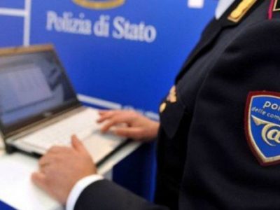 Schiaffeggia un disabile fra gli sghignazzi dei ragazzi presenti