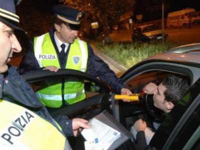Alcol e cocaina, ritirate otto patenti di guida in una notte
