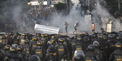 Violenti scontri a Giacarta fra dimostranti e l...