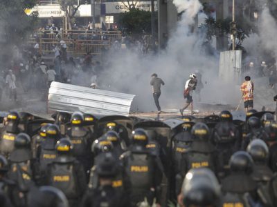 Violenti scontri a Giacarta fra dimostranti e la polizia