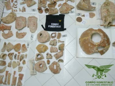 Prelevava anfore e antichi resti dalla galea in fondo al mare: denunciato