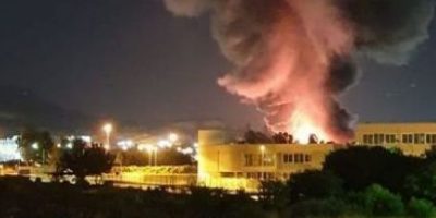 In fiamme deposito di rifiuti speciali a Battip...