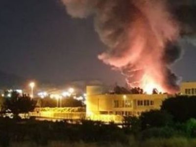 In fiamme deposito di rifiuti speciali a Battipaglia, si sospetta il dolo