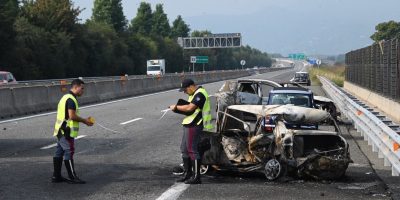 Auto s’incendia dopo urto, muoino la bamb...