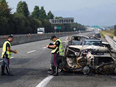 Auto s’incendia dopo urto, muoino la bambina ed il papà