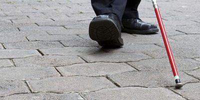 Il falso cieco viene “beccato” ment...