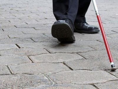 Il falso cieco viene “beccato” mentre gioca a carte al bar