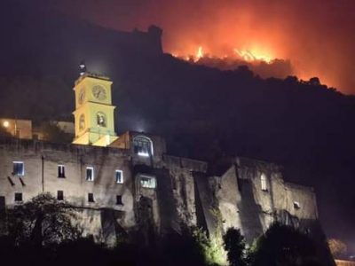 Scuole chiuse e allerta a Sarno per l’incendio sul monte Saretto