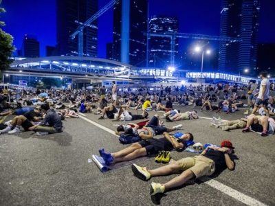 Lam polemizza con gli Usa ma ignora le truppe cinesi a Shenzhen