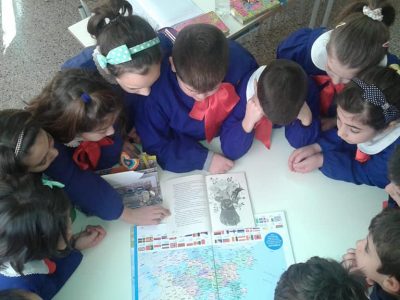 Leggere in classe ad alta voce aiuta a crescere: la proposta di Giunti