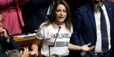 La senatrice Borgonzoni mostra in aula la magli...