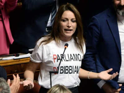 La senatrice Borgonzoni mostra in aula la maglietta sul caso Bibbiano