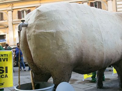 Un maiale gigantesco davanti al ministero delle Politiche Agricole