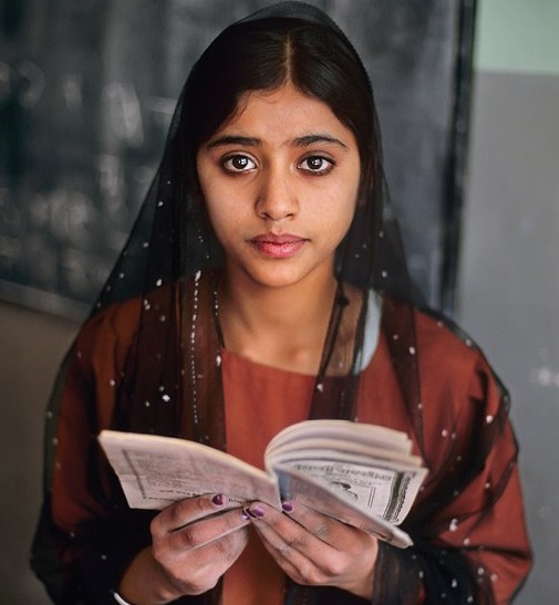 foto donna che legge, steve mccurry