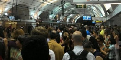 Metro di Roma nel caos, utenti a piedi nel tunn...