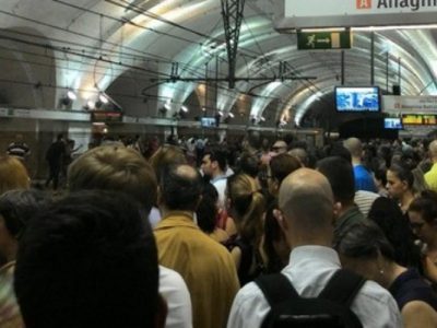 Metro di Roma nel caos, utenti a piedi nel tunnel per centinaia di metri