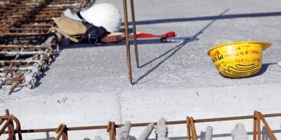 Operaio cade dal tetto di un capannone, morto s...