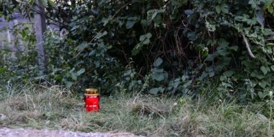 Neonato trovato morto in un cespuglio: accusata...