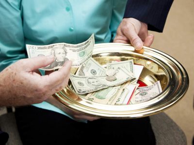 Offerte in chiesa con il bancomat? “E’ per chi non ha contante…”