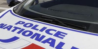 Si lancia in auto contro la Grande Moschea di C...