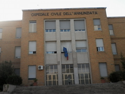 Precari licenziati della Coopservice sul tetto dell’ ospedale di Cosenza