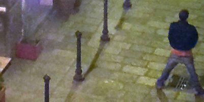 Fa la pipì contro un muro in centro, 5mila euro...