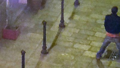 Fa la pipì contro un muro in centro, 5mila euro di multa