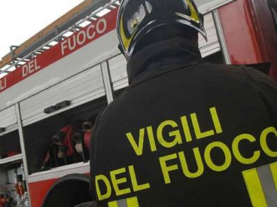 Paura nel centro storico, bus in fiamme danneggia auto in sosta