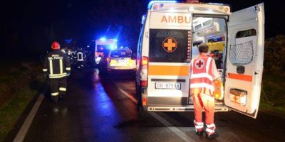 Si schiantano contro un albero mentre tornano d...