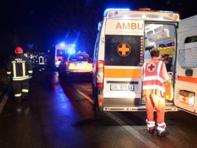 Si schiantano contro un albero mentre tornano dalla discoteca, morti 3 ragazzi