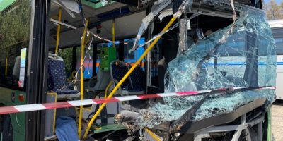 Bus esce di strada, a una ragazza amputata gamb...