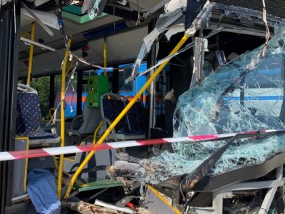 Bus esce di strada, a una ragazza amputata gamba destra