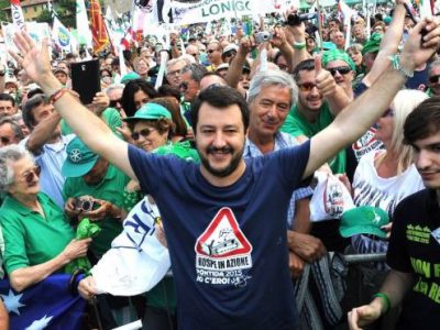 Salvini a Pontida rinfranca i leghisti, attesi in 80mila nel pomeriggio