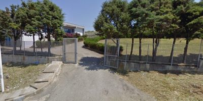 Cade il cancello della scuola appena montato: f...