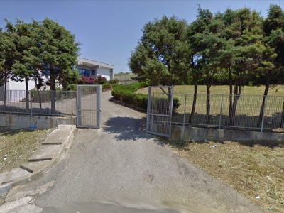 Cade il cancello della scuola appena montato: ferita bidella