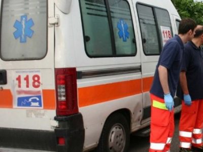 Uomo muore schiacciato dal trattore mentre fa manovra