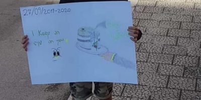 Manifesta da solo a Stornarella contro i cambia...