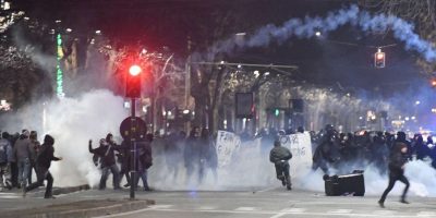 Stretta della polizia sugli anarchici per gli i...