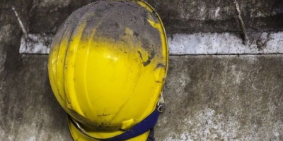 Finisce in una scarpata con l’escavatore,...