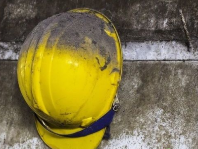 Finisce in una scarpata con l’escavatore, muore uomo di 54 anni