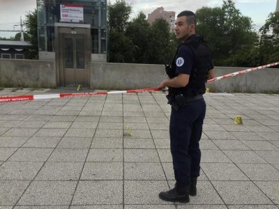 Aggredisce persone con un coltello, ucciso un ragazzo di 19 anni, 3 feriti gravi