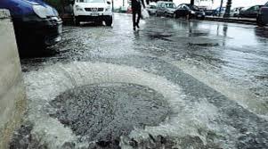 Voragini e allagamenti a Napoli per il maltempo