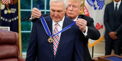 Al campione NBA Jerry West conferita la medagli...