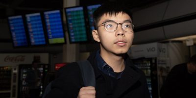 Cina nervosa e irritata per il viaggio e gli in...