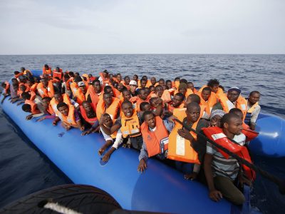 Continuano gli sbarchi e le “tarantelle” con la Ue che fa il gioco delle tre scimmiette