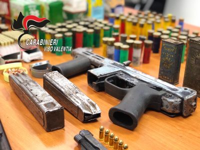 Vibo Valentia, scoperto arsenale da guerra nei muri di un’abitazione
