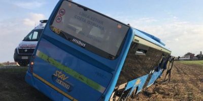 Autobus con bimbi esce di strada nel Milanese: ...