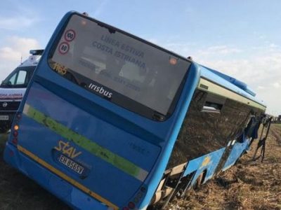 Autobus con bimbi esce di strada nel Milanese: 7 feriti