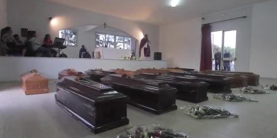 Lampedusa, politici assenti ai funerali delle 1...